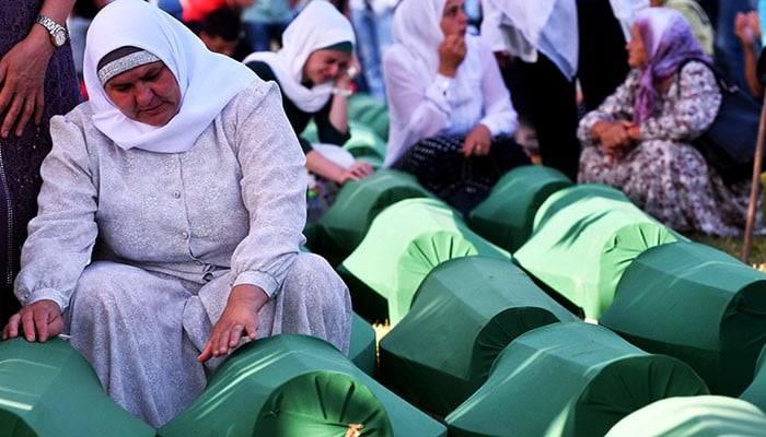 Thousands mourn Srebrenica