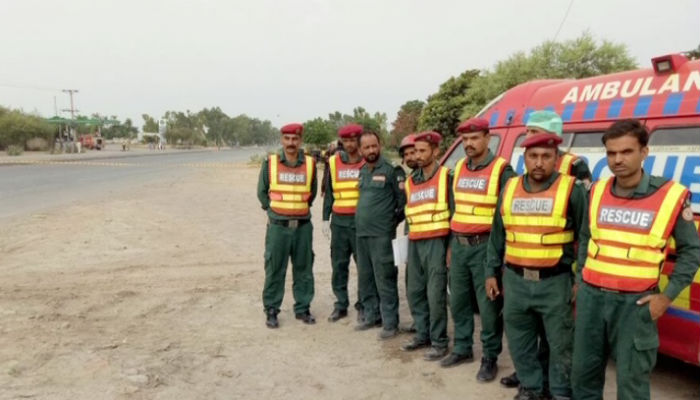 Reckless driving: Oil tanker overturns near Rahim Yar Khan