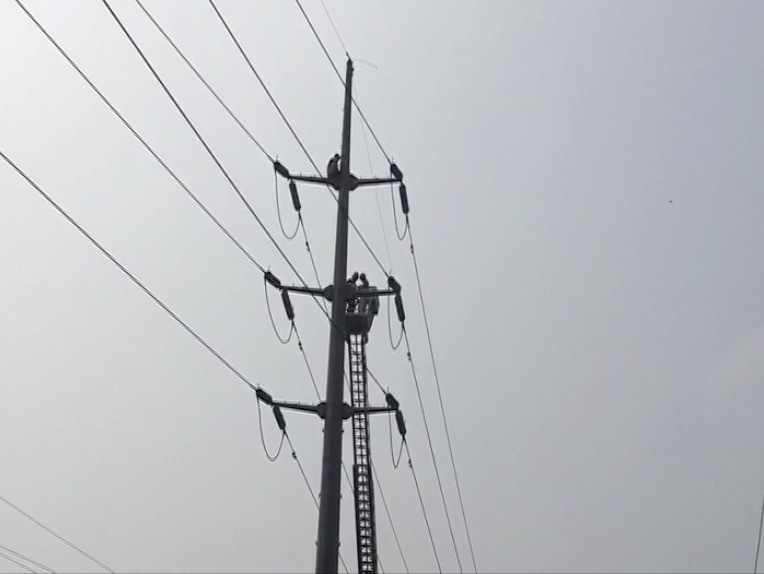 In attempt to commit suicide, man climbs pylon in Islamabad  