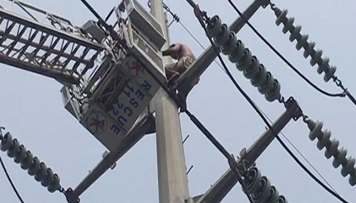 Rescuers foil rickshaw driver's suicide attempt in Lahore  