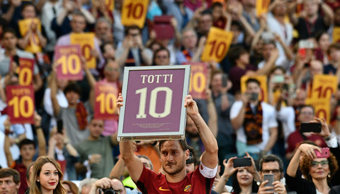Totti confirms retirement to take Roma role