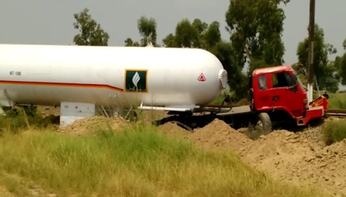 LPG tanker drives over railway track near Sahiwal 