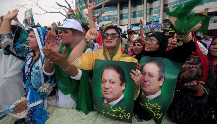 Supporters of Pakistan´s Prime Minister Nawaz Sharif react after the Supreme Court´s decision to disqualify Sharif, in Lahore, Pakistan July 28, 2017. REUTERS