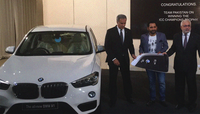 Sarfraz handed keys to BMW won on ‘Geo Khelo Pakistan’