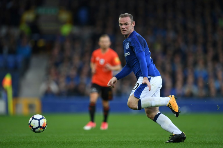 Rooney returns in underwhelming Everton win