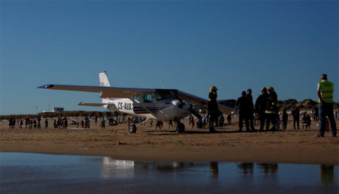 Two killed as plane lands on Portuguese beach