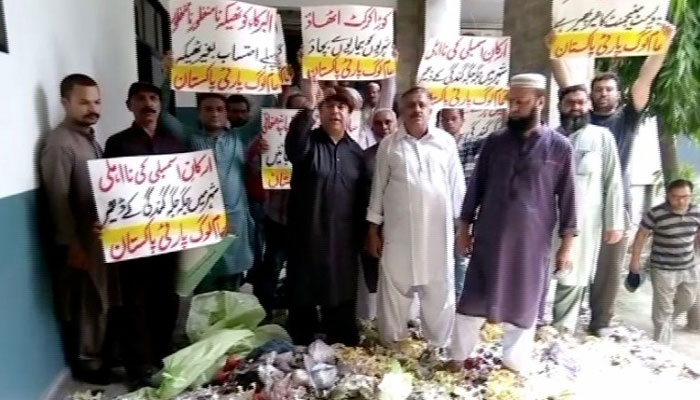 Gujranwala residents resort to unique protest against garbage woes 