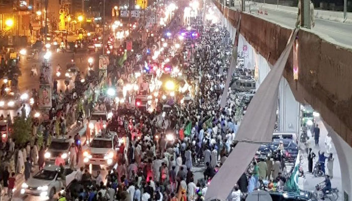 GT Road rally: Nawaz's caravan moving through Rawalpindi