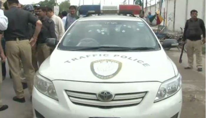 Traffic DSP, driver martyred in targeted attack in Karachi