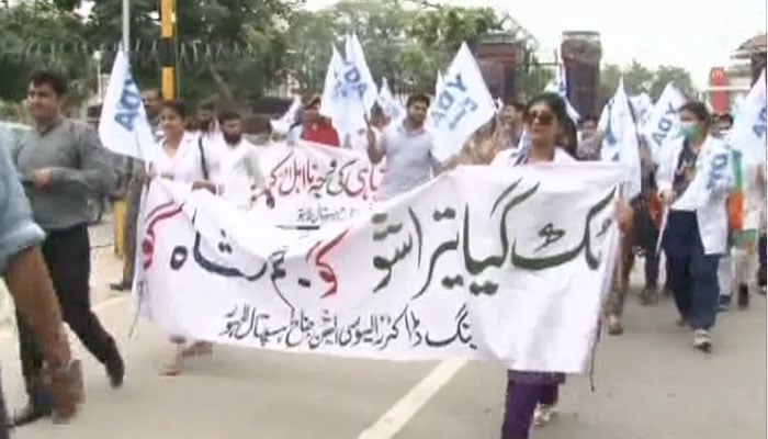 YDA strike day 11: Only emergency wards open in Multan hospitals 