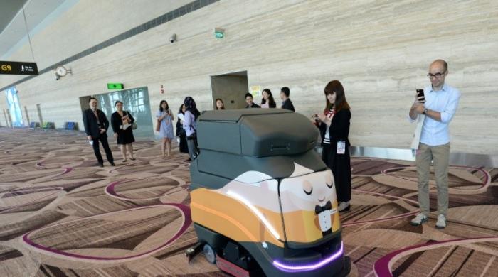 Face scans, robot baggage handlers - airports of the future