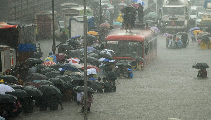 Heavy rain, flooding paralyses India's Mumbai