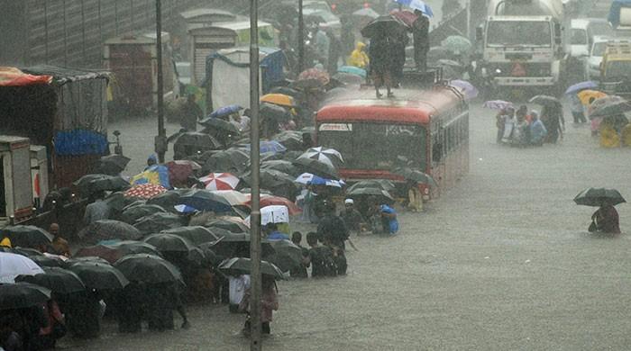 Heavy rain, flooding paralyses India's Mumbai