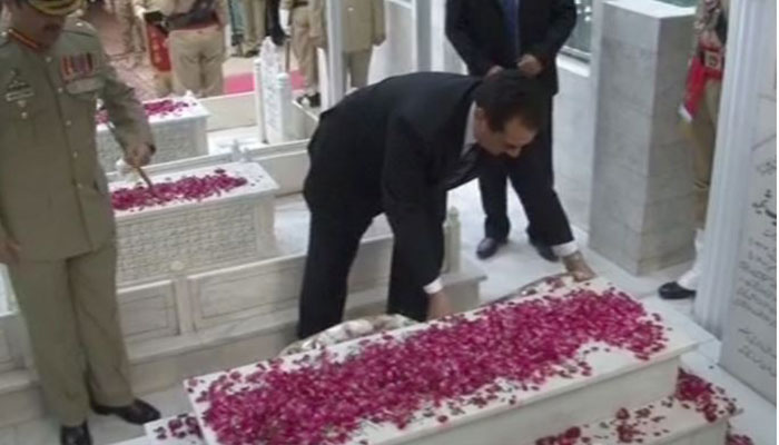 Gen (retd) Raheel Sharif visits brother's grave on Defence Day 