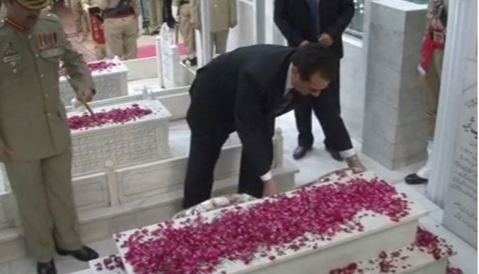 Gen (retd) Raheel Sharif visits brother's grave on Defence Day 