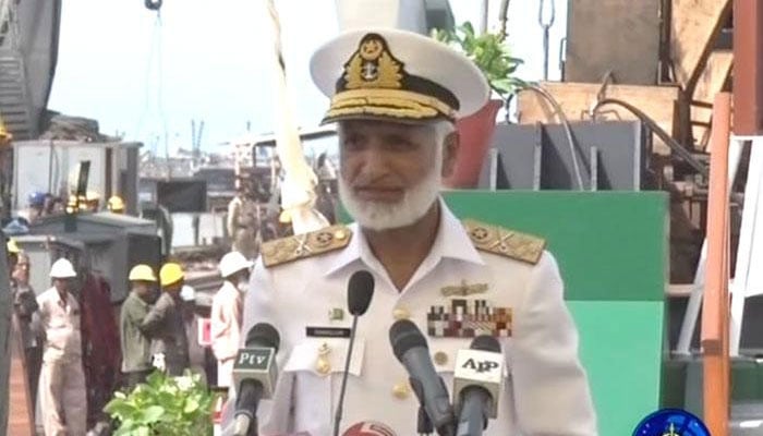 Naval chief pays tributes to Shuhada, Ghazis on Defence Day