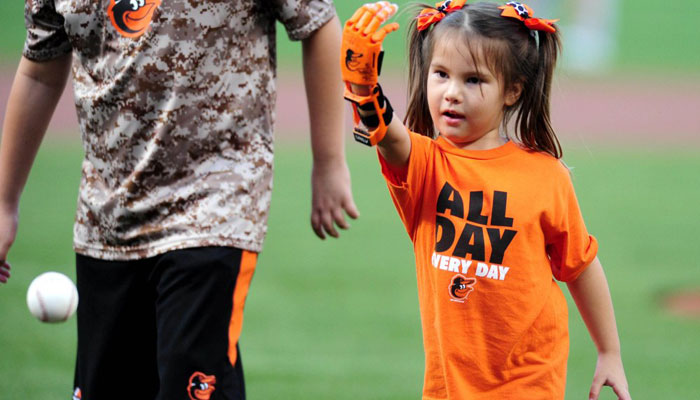 MLB teams unite to make dream come true for girl with 3D-printed hand