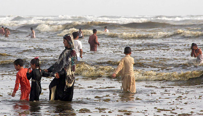 'Oil slick' on Karachi beach: Here's what the experts say