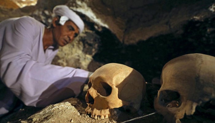 Egypt archeologist unearth goldsmith's tomb near Luxor