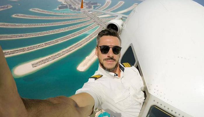 Pilot's 'cockpit selfie' takes internet by storm 