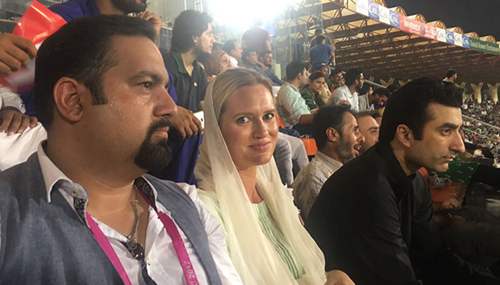 Shaniera Akram joins fans in Lahore to cheer Cricket Ki Halalala