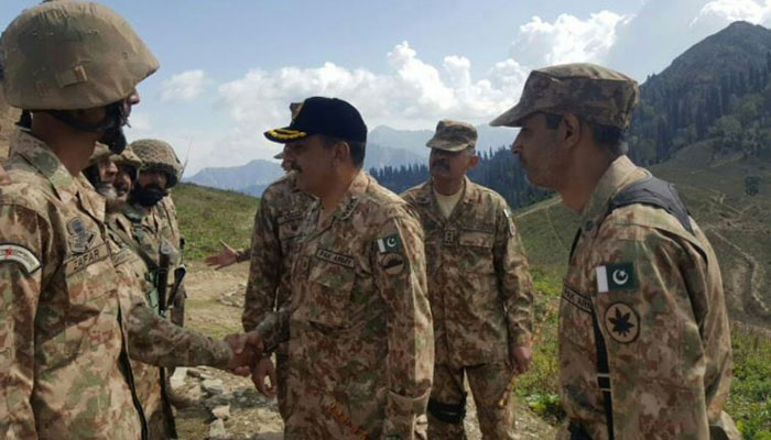 Pindi corps commander visits LoC, says troops to continue responding to Indian brutality 