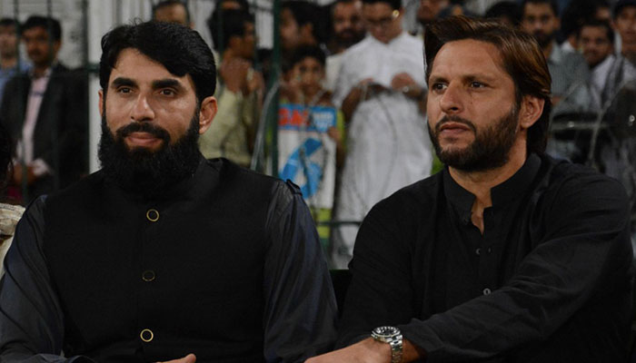 Misbah, Afridi do 'lap of honour' at Gaddafi Stadium during final