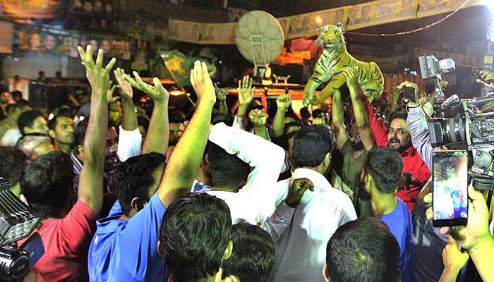 PML-N supporters celebrating the victory of PML-Ns candidate Kulsoom Nawaz after unofficial results of by-election in NA-120 – APP 