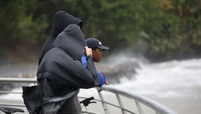 Hurricane Maria batters Dominica as PM predicts dire outcome