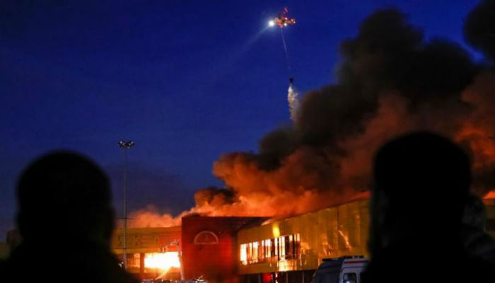 Russian firefighters use helicopters to extinguish market fire