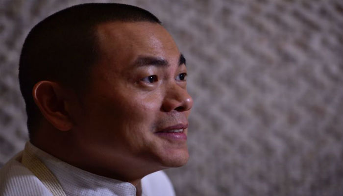 Top Singapore chef gives back Michelin stars