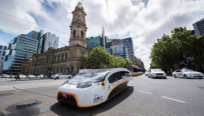 Futuristic solar-powered Dutch family car hailed ´the future´