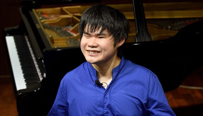 Japan's blind piano maestro plays it by ear