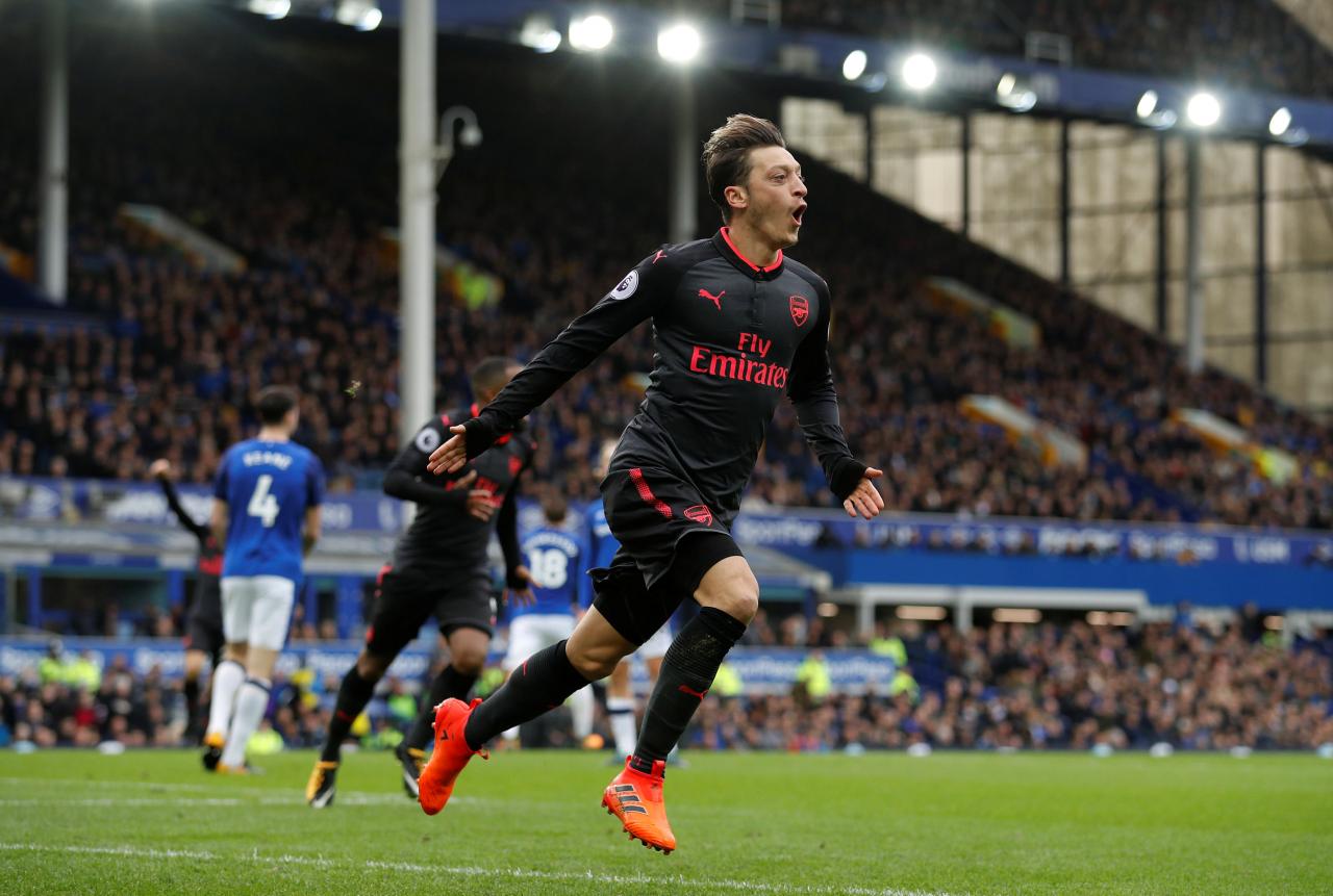 Arsenal thrash 10-man Everton to pile pressure on Koeman