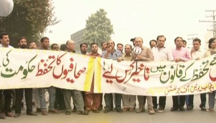 Journalists stage hunger strike in Islamabad over attack on Ahmad Noorani
