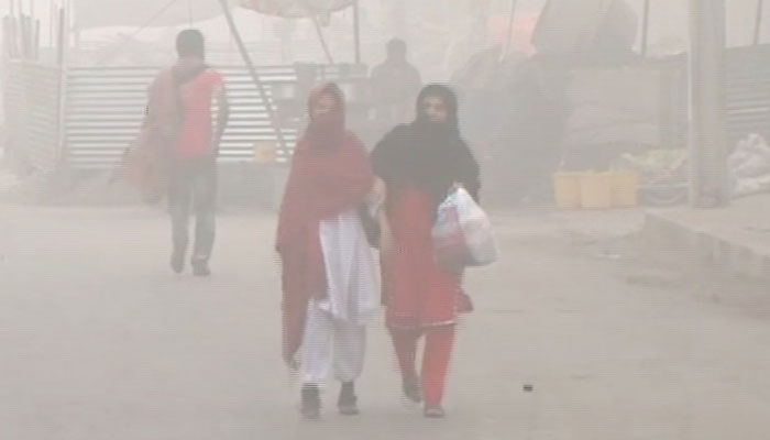 Low visibility, health hazard as smog chokes Lahore 