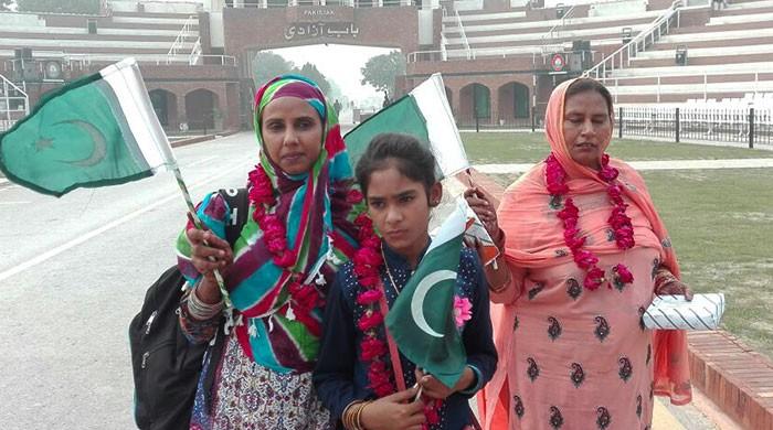 Pakistani prisoners, including two women and girl born in captivity, return from India