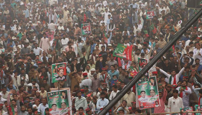 Imran slams parliament for ‘protecting’ Nawaz, continues tirade against PML-N