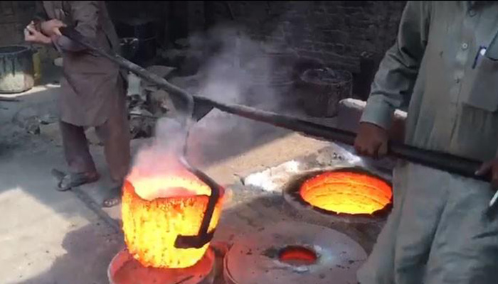 Workers in Peshawar save gold from going down the drain 