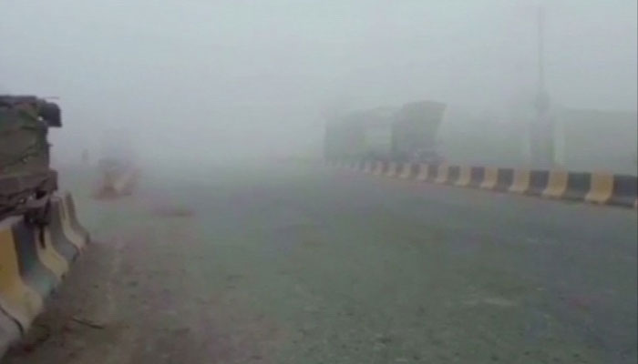 Lahore-Pindi GT Road closed as smog persists in Punjab