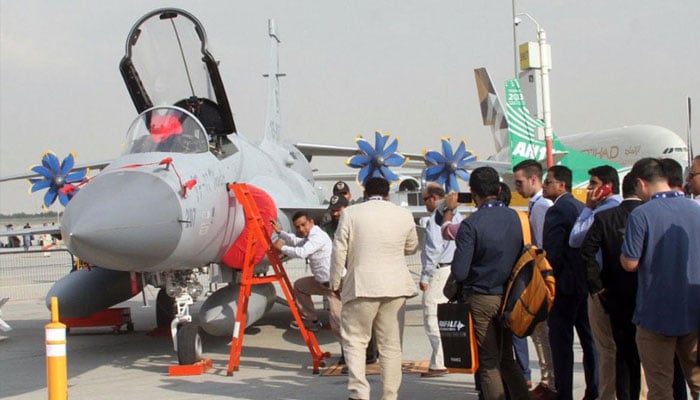 JF-17 Thunder dazzles spectators at Dubai Air Show