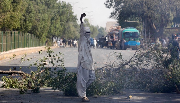 Roadblocks, sit-ins in various areas of Karachi