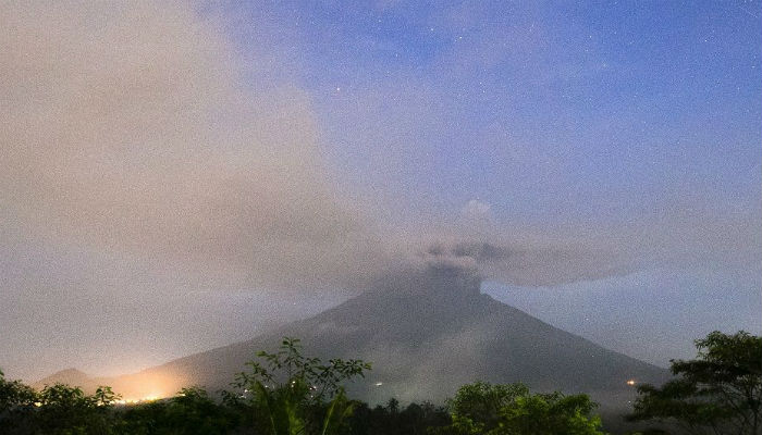 Bali volcano spews smoke for second time in a week