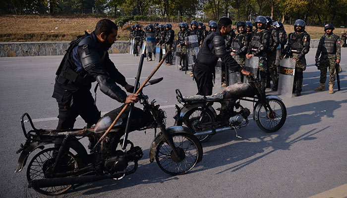 Rangers take forward positions on Faizabad interchange as protests continue 