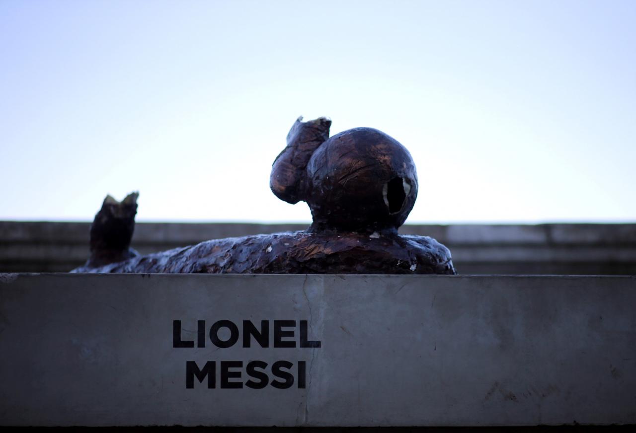 Messi's statue hacked down again