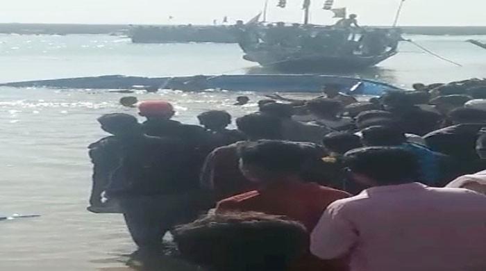 At least 17 dead, several missing as boat capsizes near Thatta 