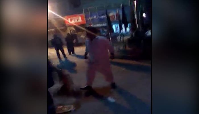 Drunk policeman assaults Geo News cameraman in Sukkur