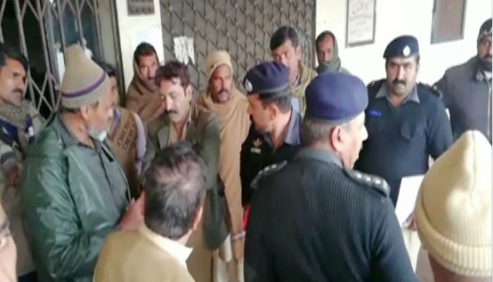 Robbers escape with Rs90m from Multan bank