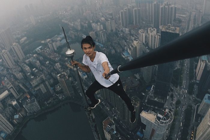 China warns against livestreaming after 'rooftopper' falls to death