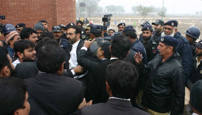40 lawyers booked, several arrested for vandalising judicial complex in Multan